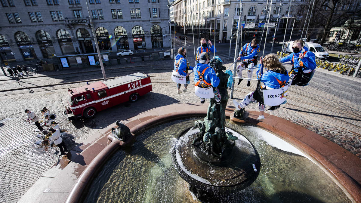 Hanken Svenska Handelshögskolanin ylioppilaskunta pesi ja lakitti Havis Amanda -patsaan vappua varten 20. huhtikuuta Helsingissä.