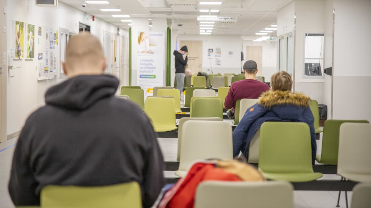 Ihmisiä istuu Pohjois-Karjalan keskussairaalan päivystyspoliklikan odotussalissa.
