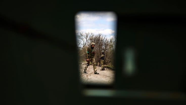 Sotilat partioivat tiellä.