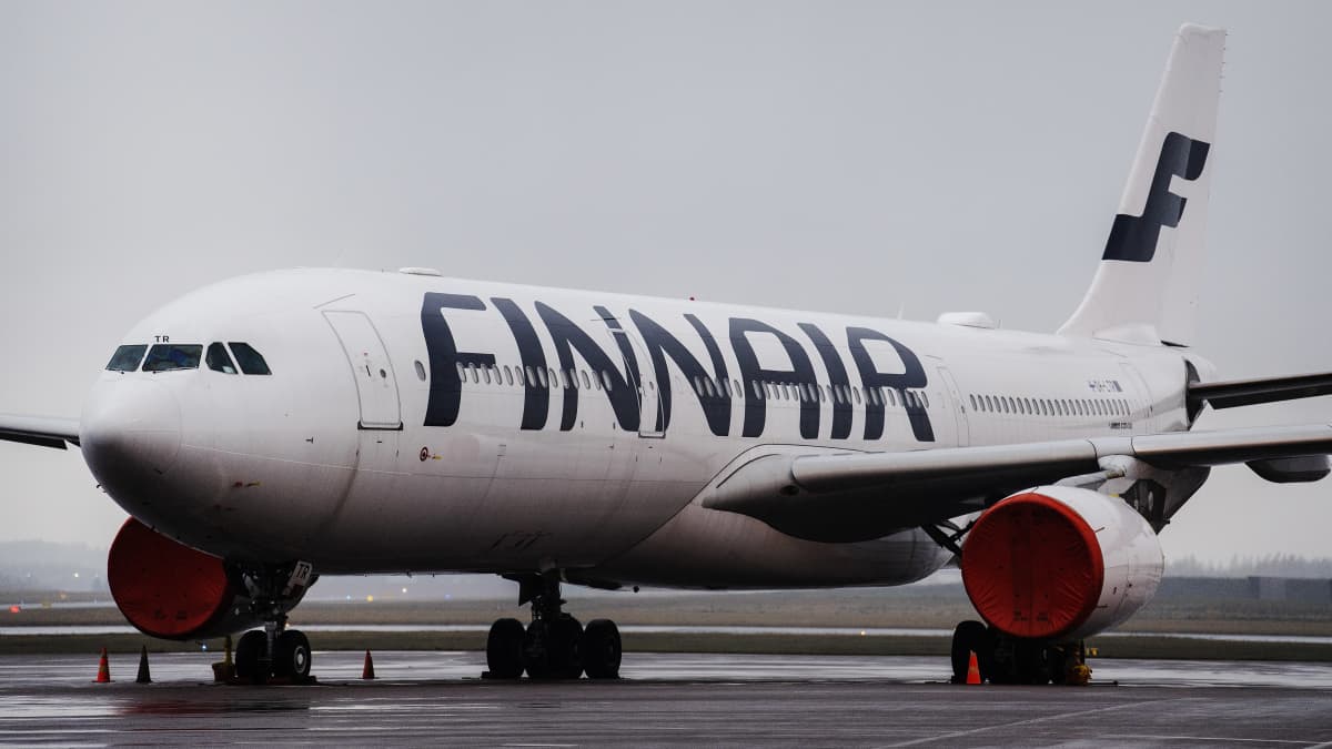 Kuvassa on Finnairin lentokone 27. lokakuuta 2020 Helsinki-Vantaan lentoasemalla.