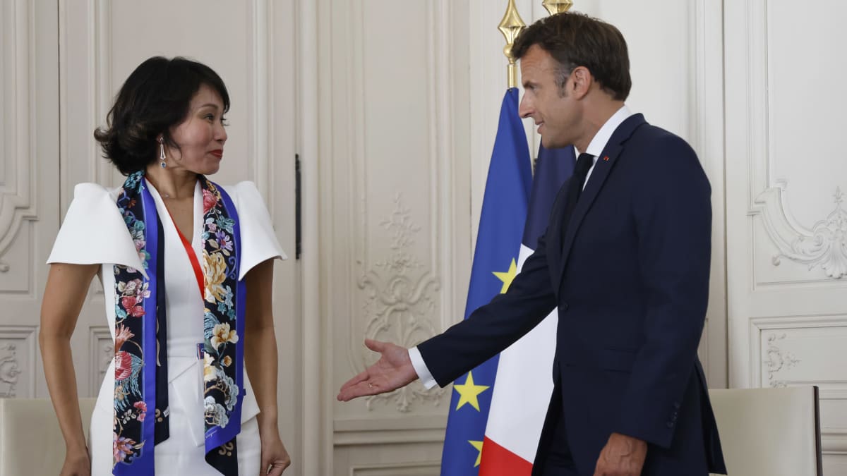 Ranskan presidentti Emmanuel Macron ojentaa kätensä Le Thi Thu Thuylle tapaamisessa Versailesin palatsissa 11.7.2022. 