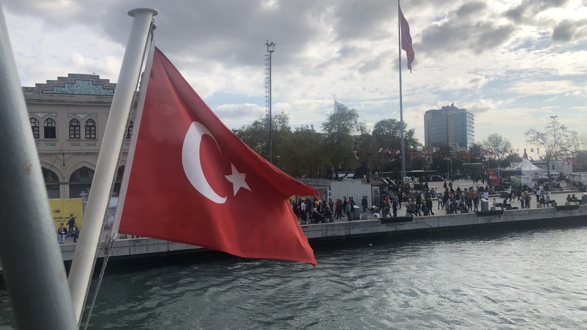 Turkin lippu liehuu Istanbulin kaupunkiliikenteen laivassa.