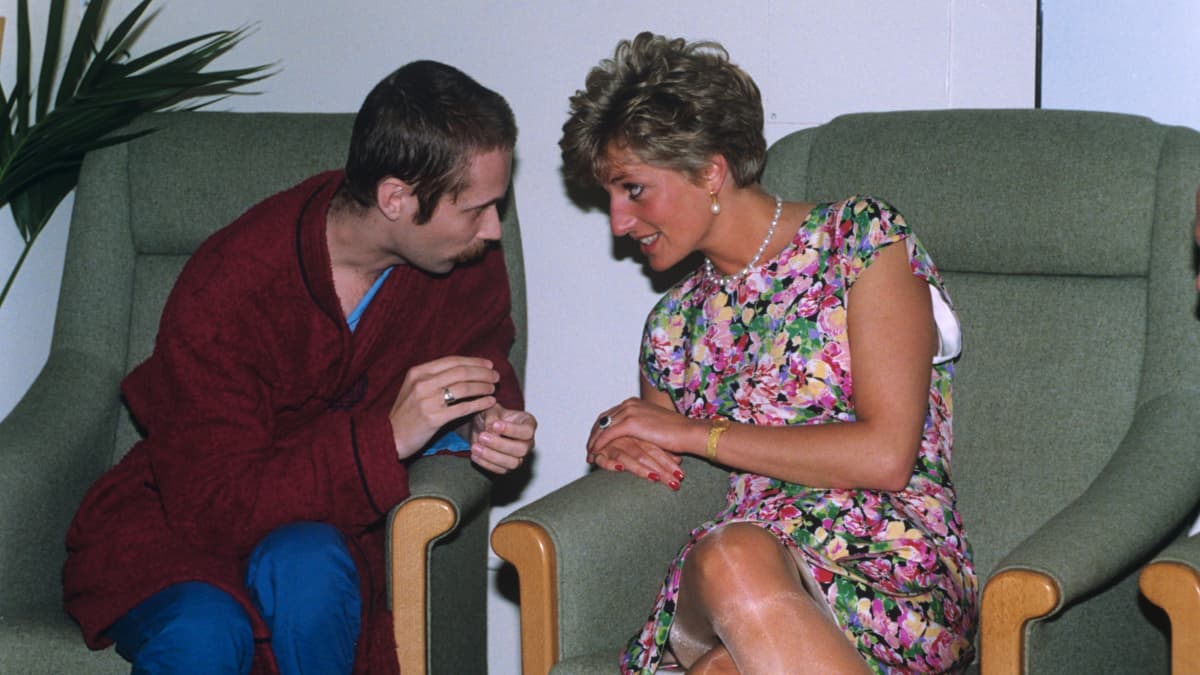 Aidsia sairastava mies ja Diana istuvat vierekkäin ja keskustelevat.