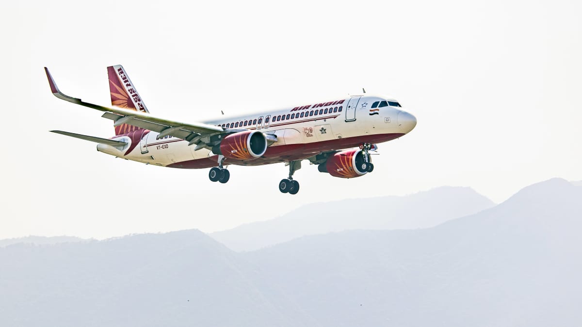 Air Indian Airbus A320 laskeutumassa Tribhuvan lentokentälle Kathmandussa.