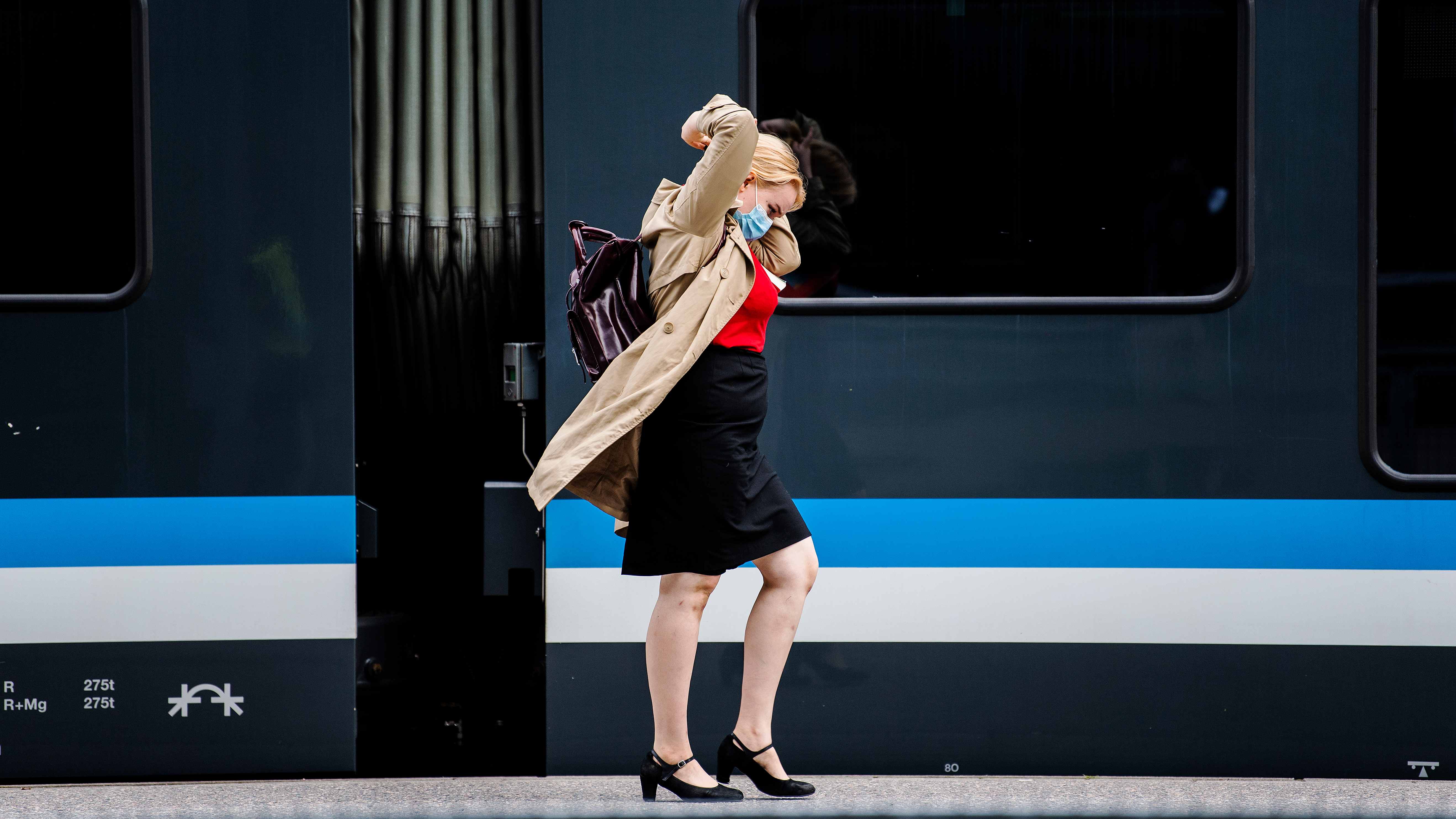 Helsingin rautatieasemalla käytettiin päivällä kasvomaskeja.