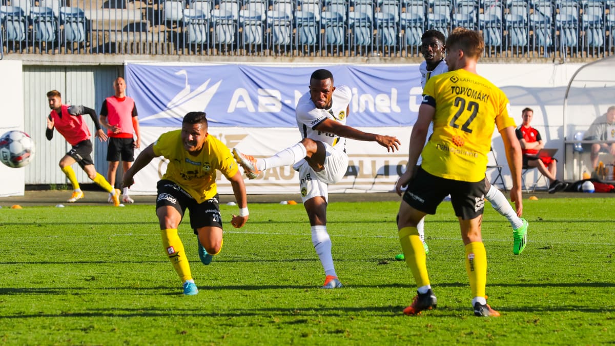 Young Boysin Meschak Elia laukoo 2–0-maalin KuPSia vastaan Turussa Konferenssiliigan karsinnassa.