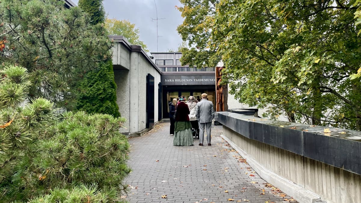 Ihmisiä jonottamassa Sara Hildenin taidemuseoon Tampereella.