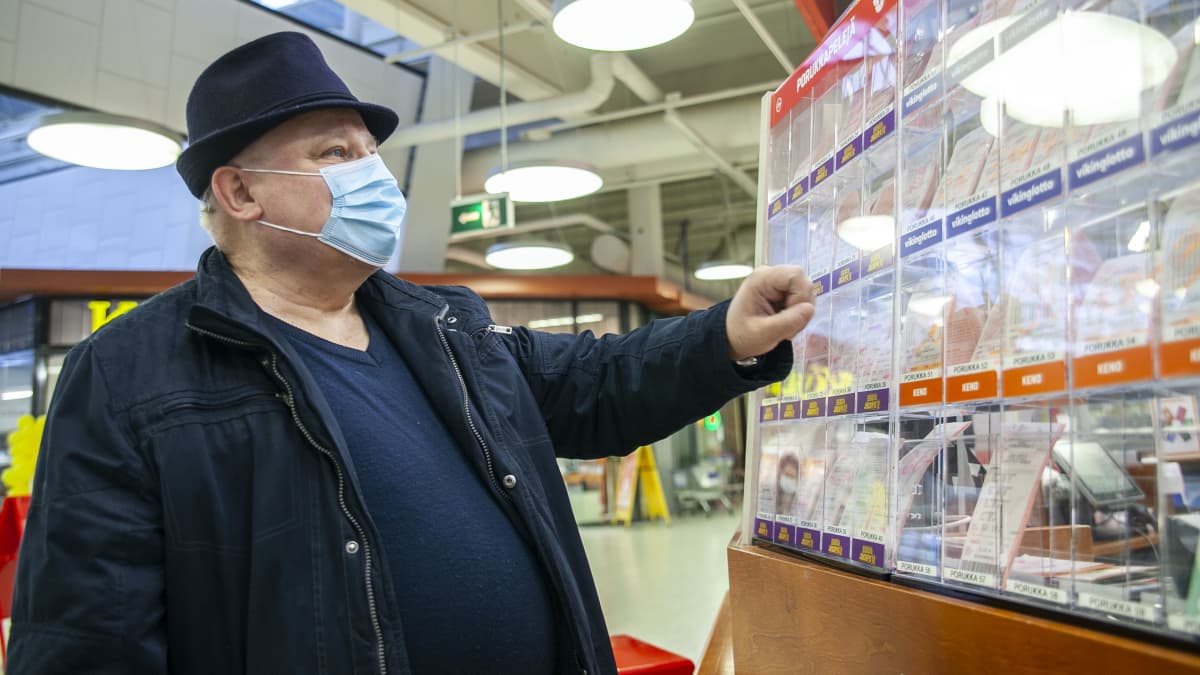 Veli Kärnä, katsomassa kaupassa lottoarpoja  Kuopiossa