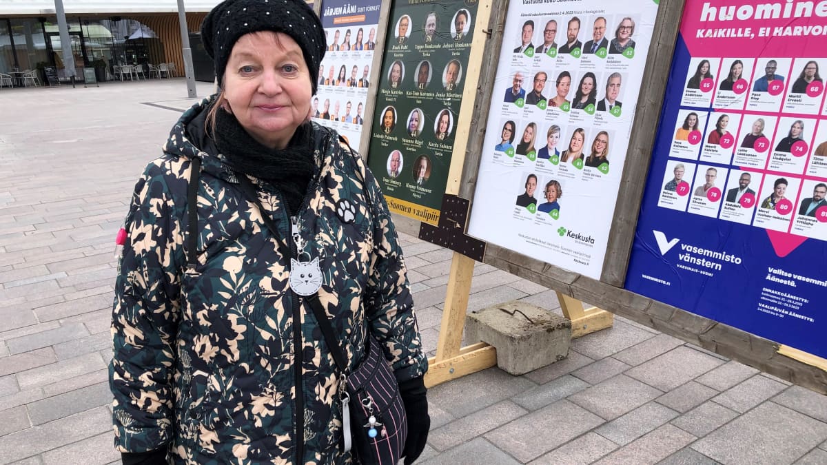 Helka Martikainen Turun kauppatorilla vaalimainosten edessä.