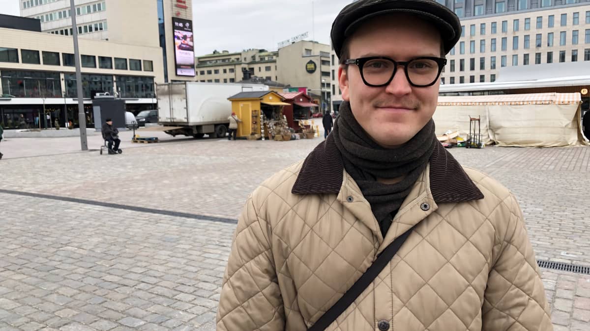 Aatu Pyy Turun kauppatorilla.