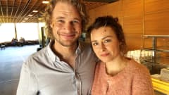 Näyttelijät Jonas Saari ja Anna-Maija Jalkanen Turun kaupunginteatterin lämpiössä.