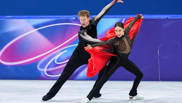 Yhdysvaltain Madison Chock ja Evan Bates Milano-Cortinan talviolympialaisten jäätanssin vapaatanssissa.