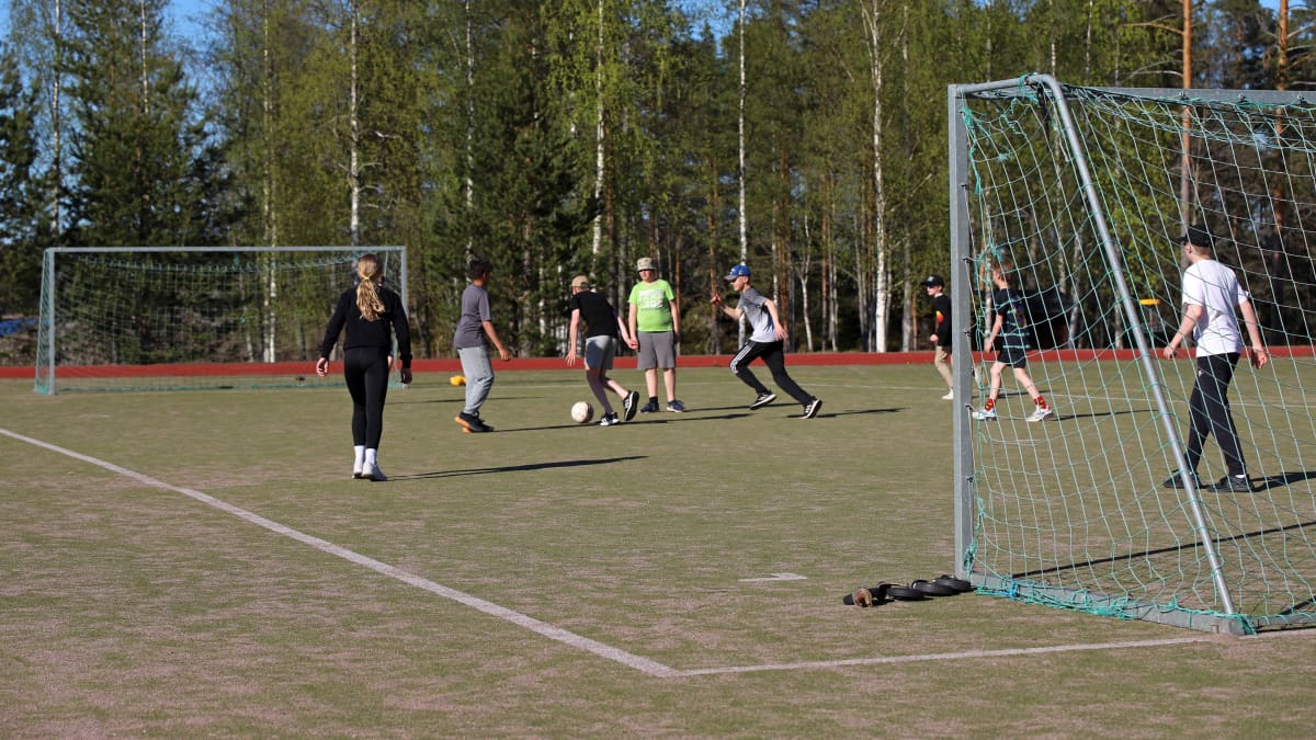 Leirikoulussa olevat Kimpisen koulun kuudesluokkalaiset pelaavat jalkapalloa Tanhuvaaran urheiluopistolla.