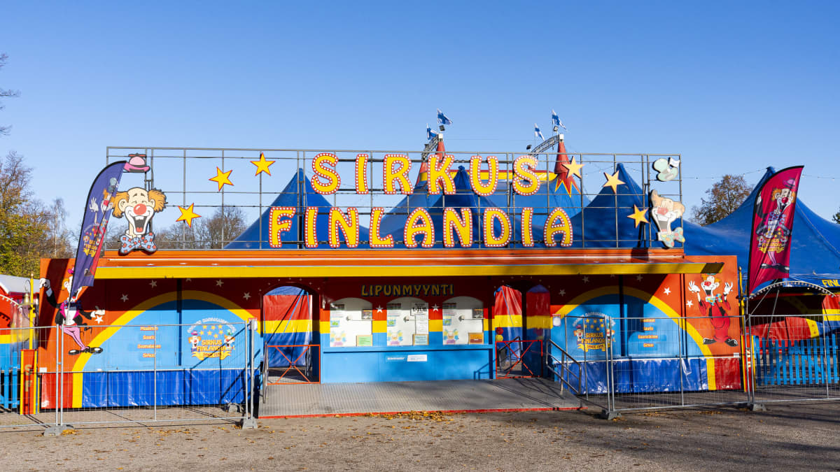 Sirkus Finlandian sisäänkäynti oli aamulla kiinni. Näytökset ajoittuvat iltaan ja viikonloppuihin. Lokakuun aikana näytöksiä on ollut kerran päivässä, syyslomaviikolla kaksi näytöstä päivässä.