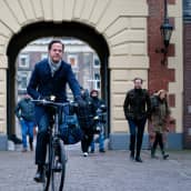 Nederländeras premiärminister Mark Rutte cyklar till parlamentet