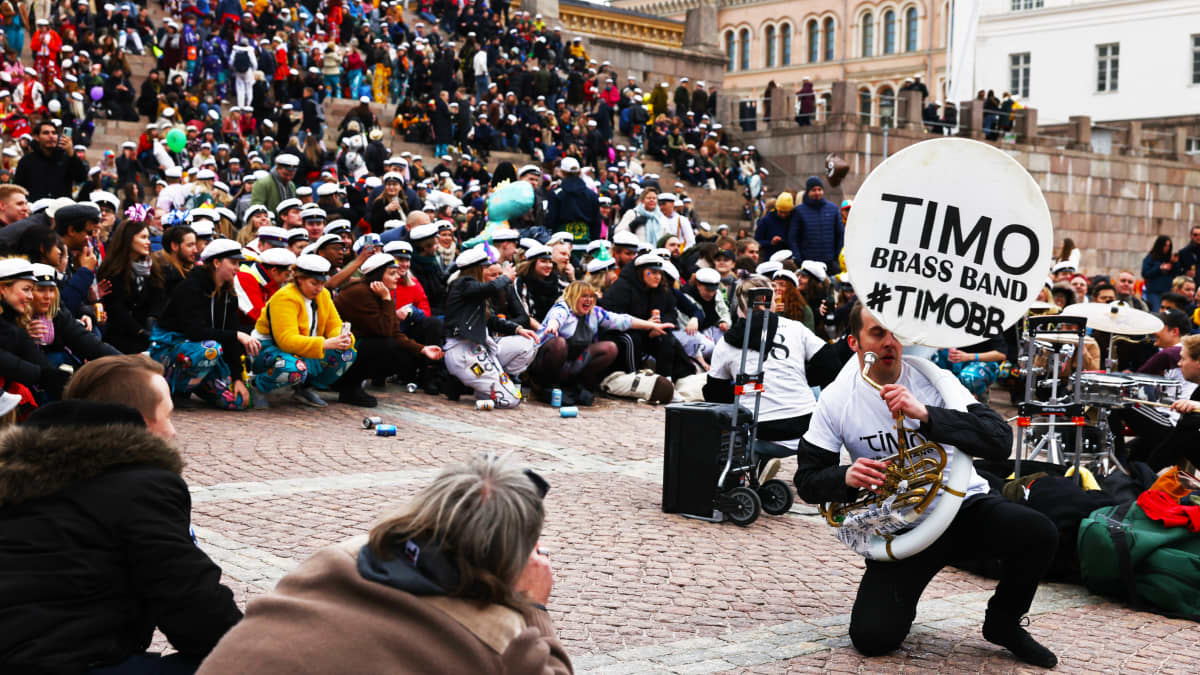 Timo Brass Band soittamassa Tuomiokirkon edessä Senaatintorilla Helsingissä. Taustalla yleisöä.