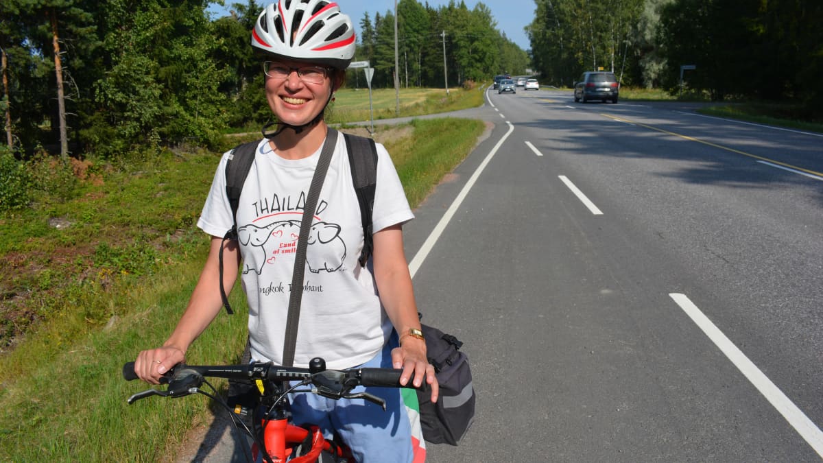 Julia Kukiiva Venäjältä pyöräilemässä Saariston rengastiellä. 