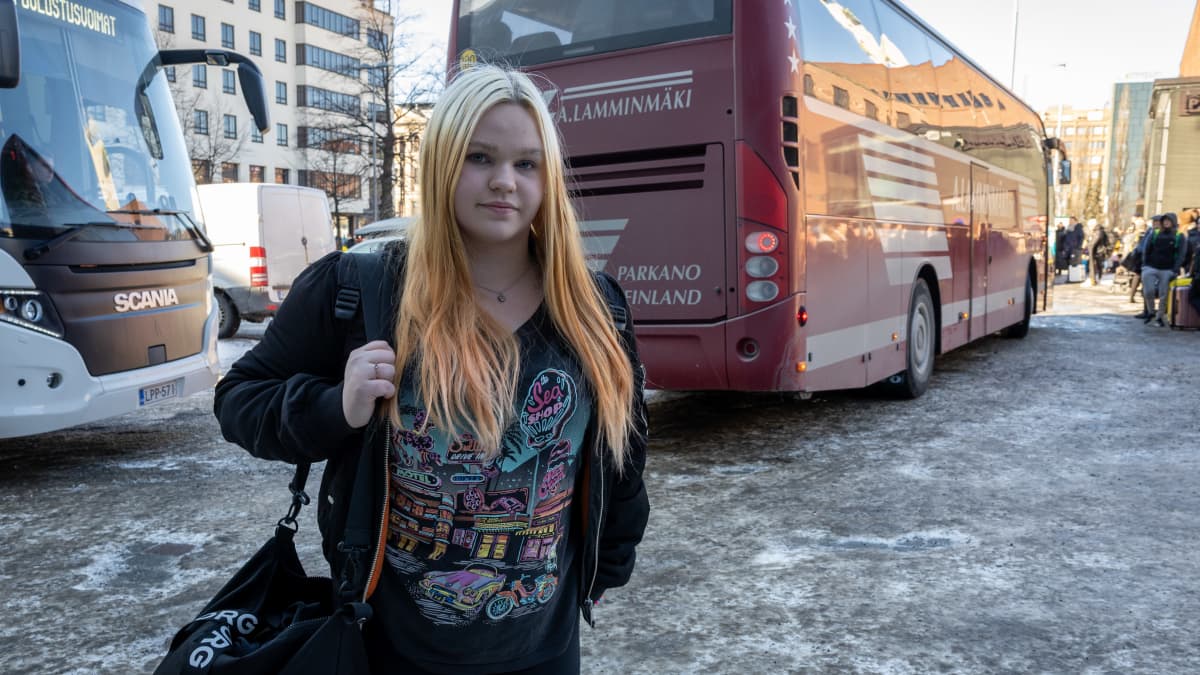 Seinäjokelainen Vilma Rinto odottaa bussia Tampereen rautatieasemalla.