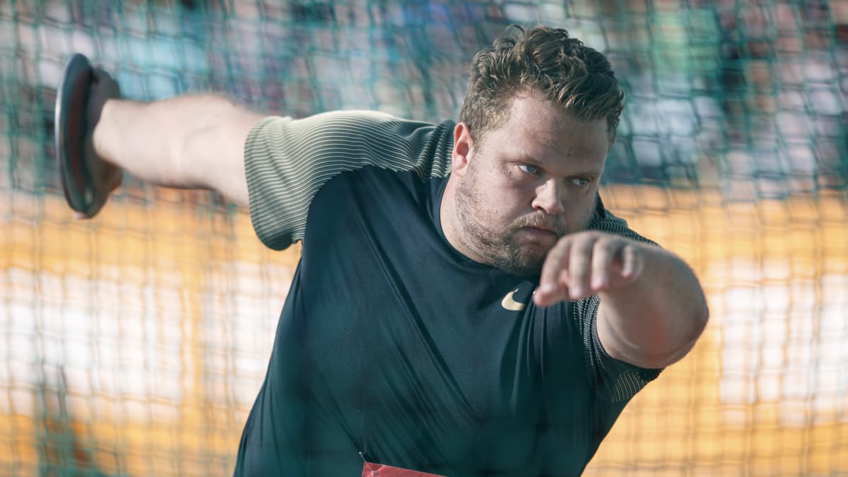 Kiekonheittäjä Daniel Ståhl heittää kiekkoa.