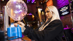 Ravintolapäällikkö Malla Rosenius täyttää ilmapalloa karaoke bar Walliksessa.