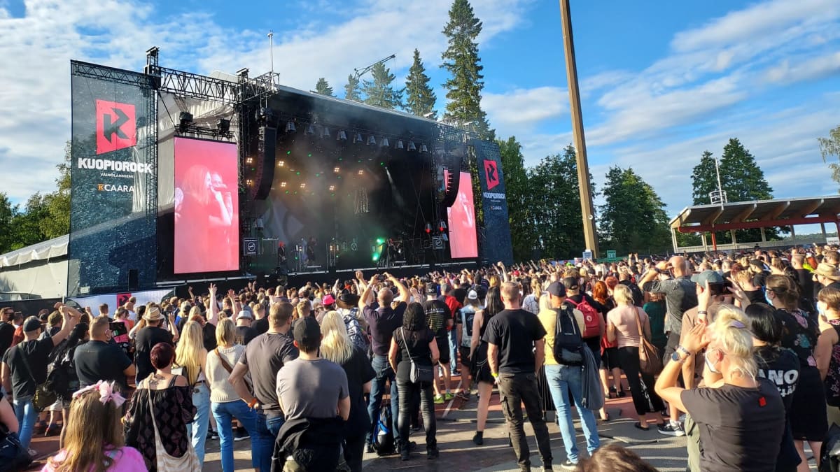 Yleisöä Kuopiorockissa kesällä 2021.