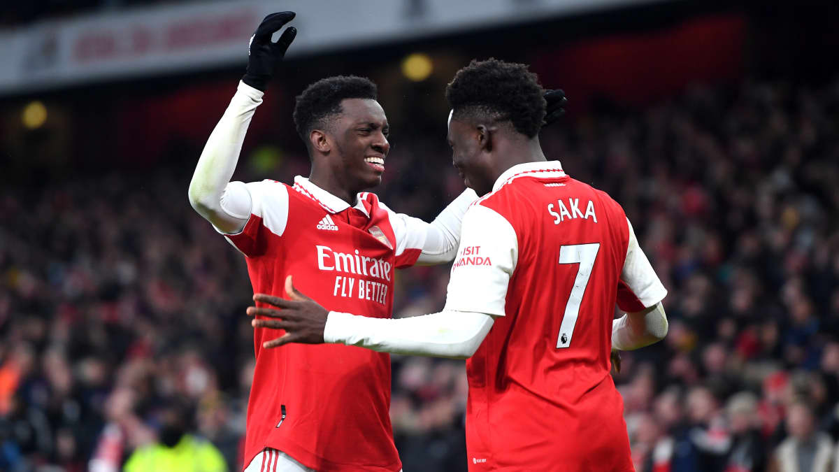 Arsenalin Eddie Nketiah (vas.) juhlii ratkaisevaa 3-2-maalia Bukayo Sakan kanssa
