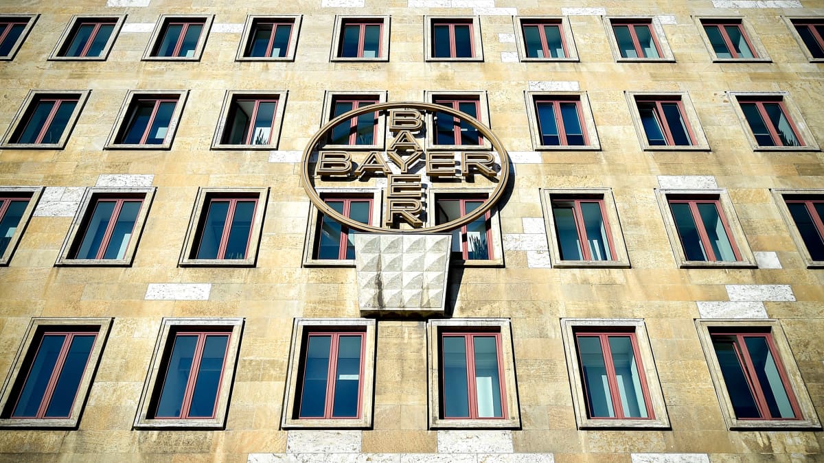 Bayerin logo rakennuksen seinässä