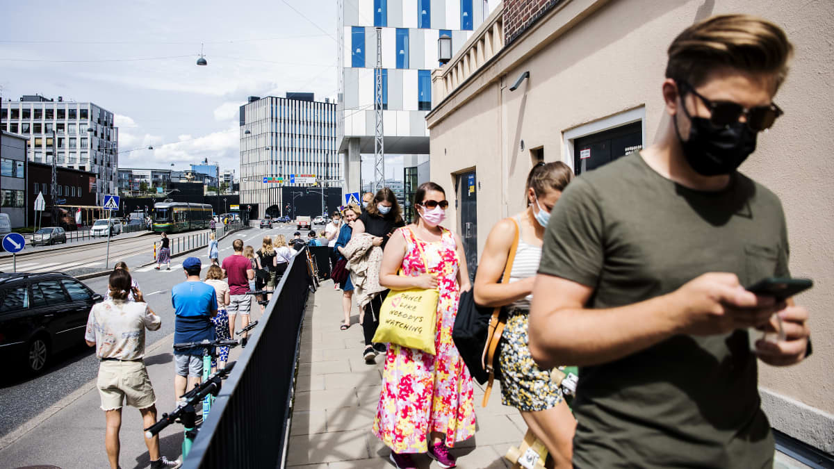 Jätkäsaaren rokotuspisteelle muodostui hetkellisesti jonoa 16. kesäkuuta.
