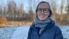 Neuvola- ja kouluterveydenhuollon vastuulääkäri Anu Mähönen kastoo hymyillen kameraan talvisessa maisemassa. Kuva otettu Hämeenlinnassa 17.12.2021.
