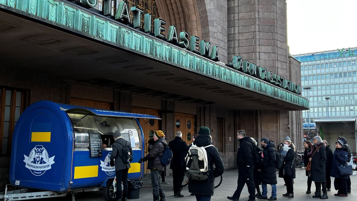 Ville Haapasalon tempaus keräsi ostajia Helsingin rautatieaseman edustalle.