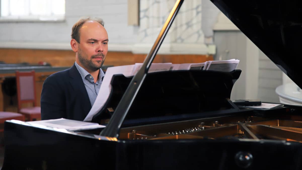 Ville Matvejeff soittaa pianoa Kerimäen kirkossa.