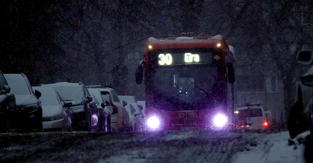 HSL lakkauttaa kaksi runkobussilinjaa Etelä-Helsingissä – jatkossa ratikan pitää riittää, vaikka matka pysäkille pitenee