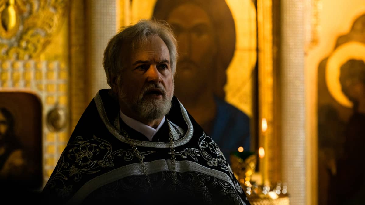Rovasti Nikolai Voskoboinikov puhuu ortodoksisen kirkon jumalanpalveluksessa.