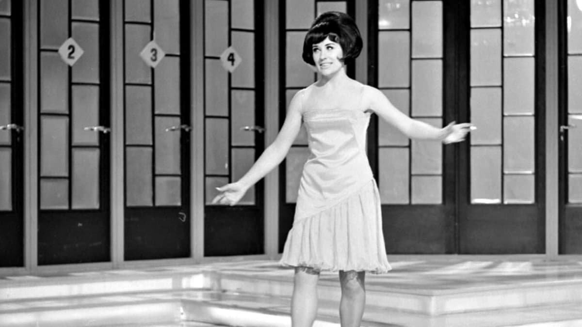 Yleisradion televisio-ohjelma "Kohti Luxemburgia" (Eurovision laulukilpailu 1966, Suomen karsinta, Euroviisut 1966). Laulaja Laila Kinnunen esittää kilpailukappaleen "Muistojen Bulevardi". 