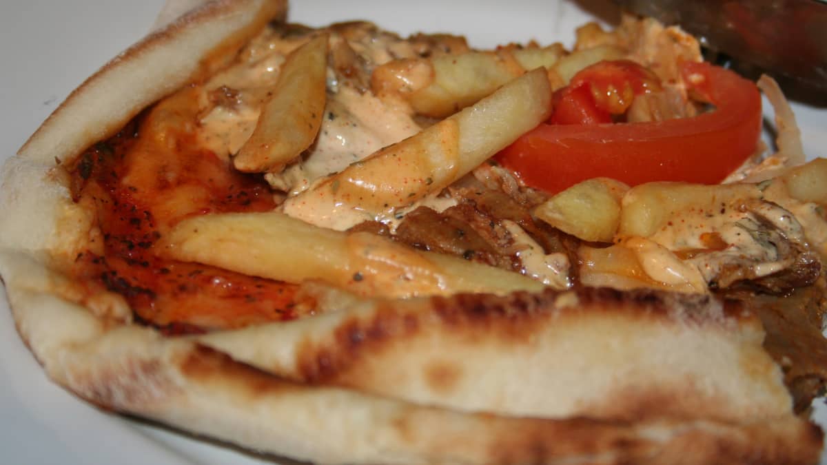 Pizza med franskisar.