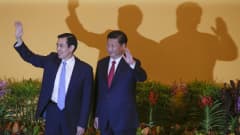Taiwans president Ma Ying-Jeou (t.v) och Kinas president Xi Jinping vinkar och ler då de träffades i Singapore den 7 november 2015 för första gången på 60 år.