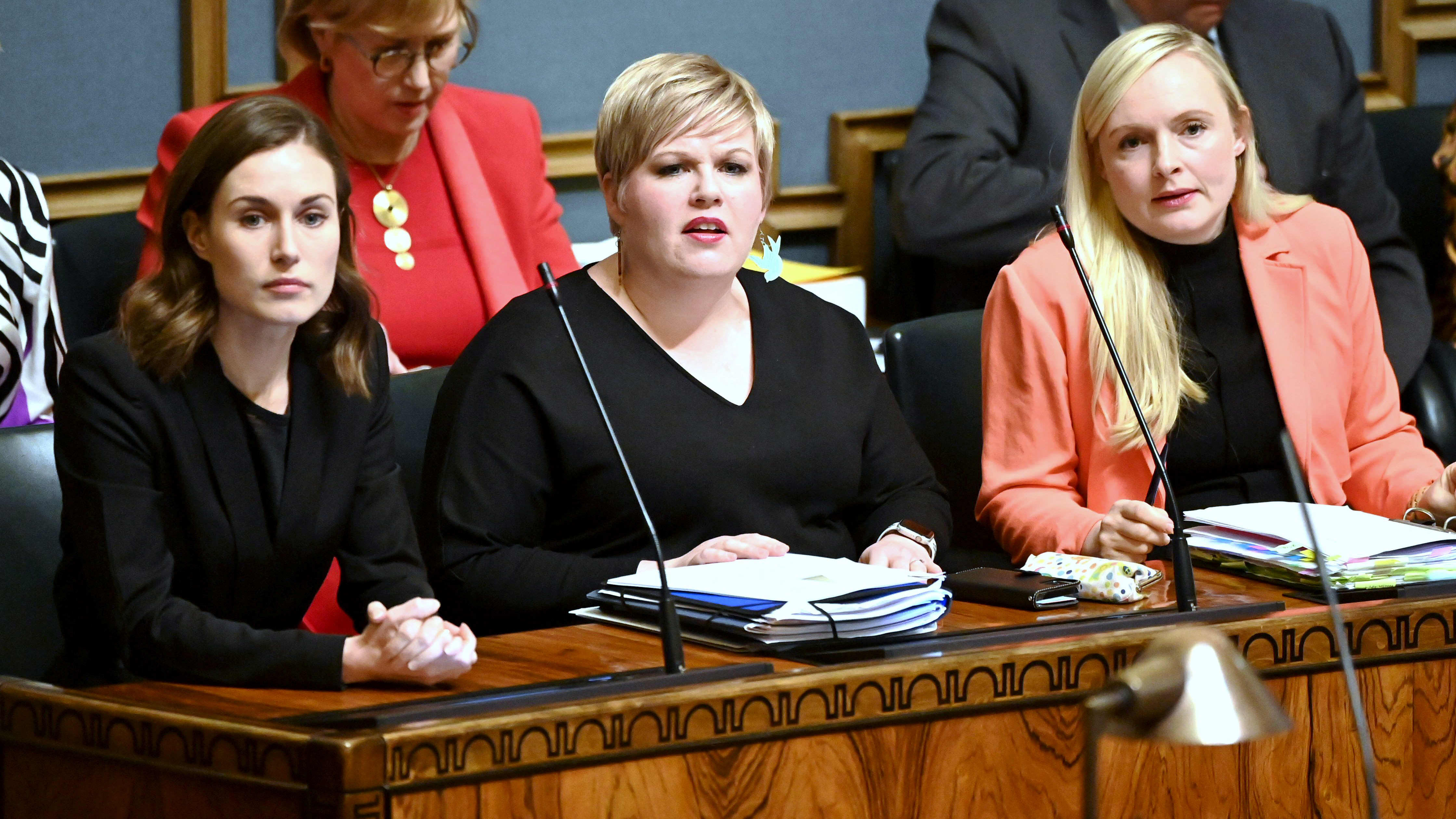 Sanna Marin, Annika Saarikko ja Maria Ohisalo eduskunnan suullisella kyselytunnilla.