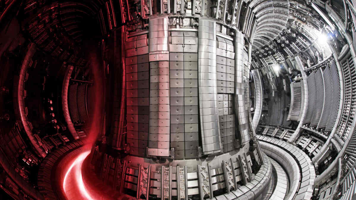 Jet-reaktorin sisällä hehkuu plasmaa. Kammio on munkkirinkilän muotoinen.