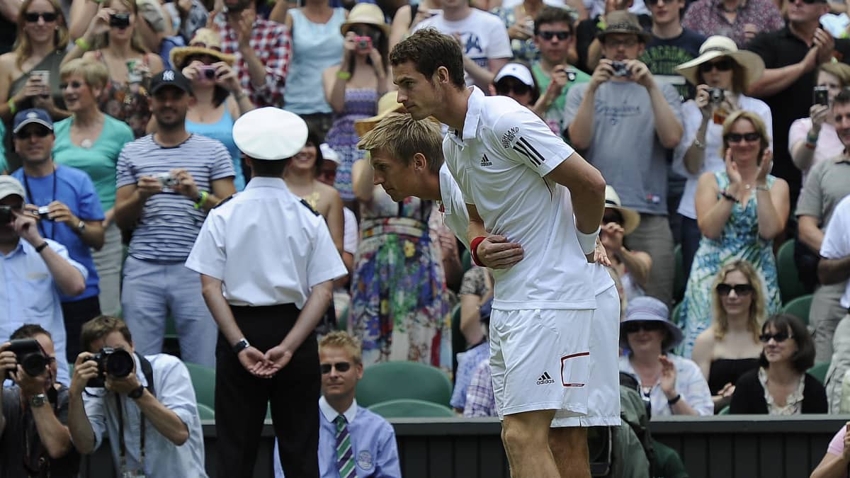 Jarkko Nieminen (vas.) ja Andy Murray kumartavat kuningatar Elisabetille Wimbledonin tennisturnauksessa.