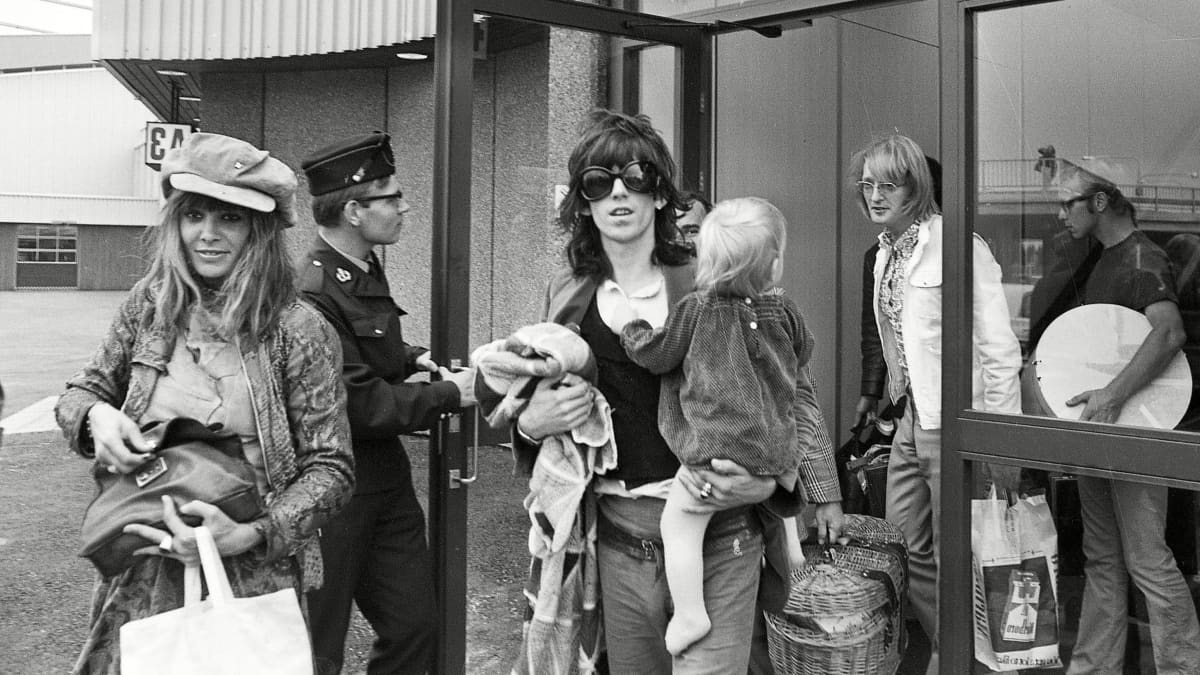 Anita Pallenberg ja Keith Richards poikansa Marlonin kanssa Helsingin lentokentällä.