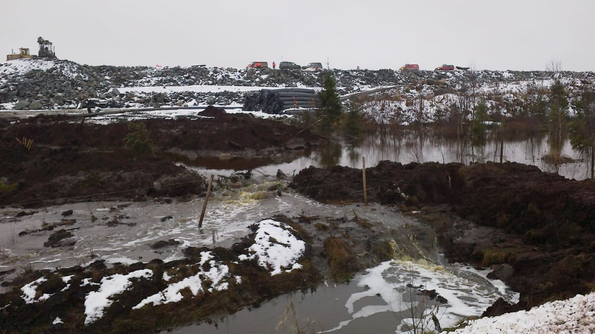Talvivaaran kipsisakka-allas vuotaa marraskuussa 2012.