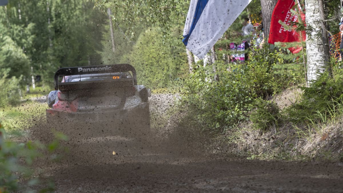 Jari-Matti Latvala pöllytti soraa Laukaan erikoiskokeella.