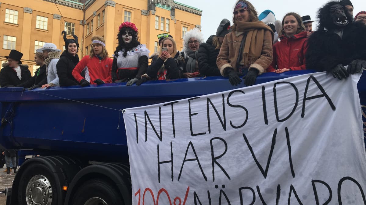 Abiturienter från Korsholms gymnasium firar penkis