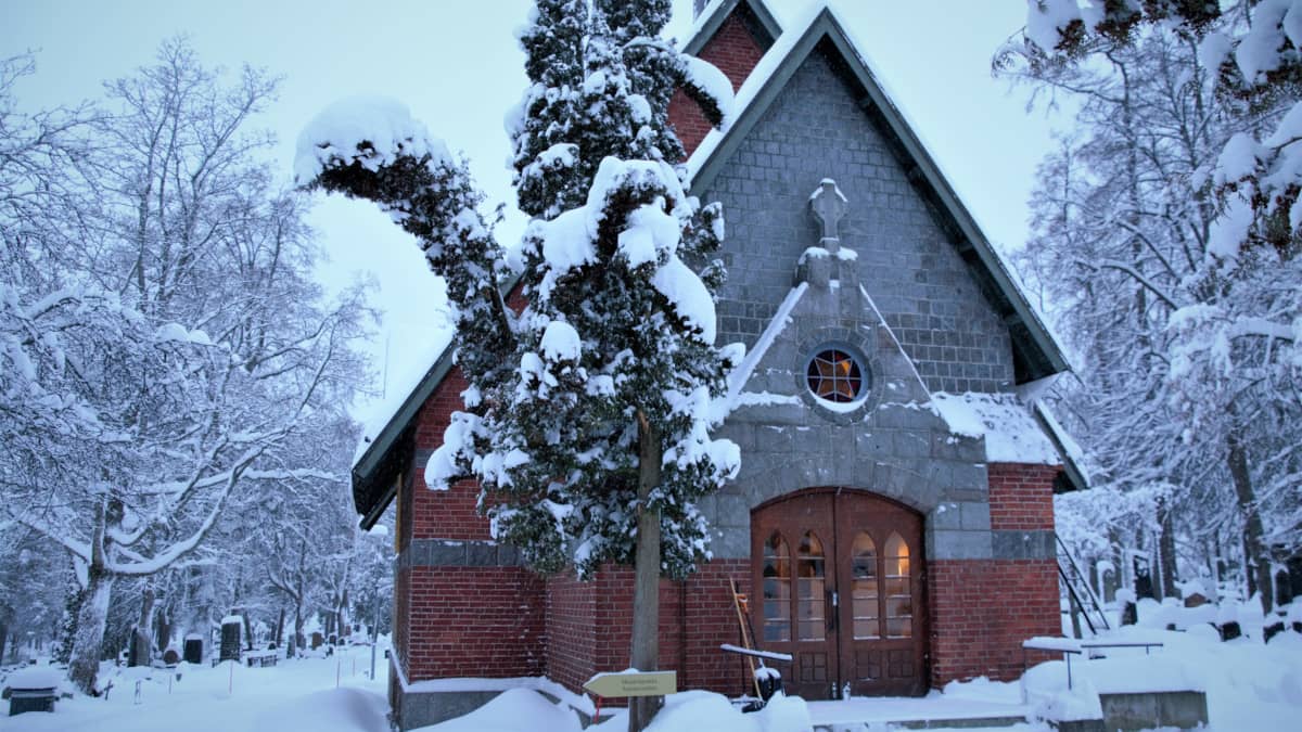 Kapellet på Näsebacken i vinterskrud.
