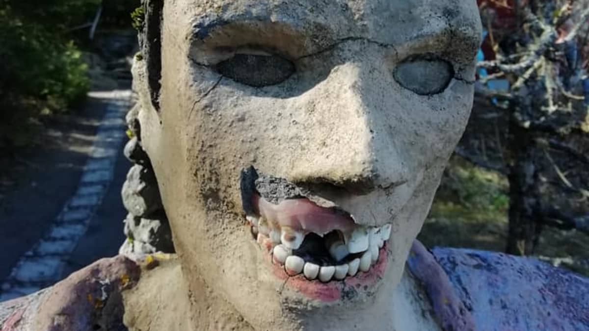Parikkalan patsaspuistossa oleva patsas, jolta on rikottu hampaita.