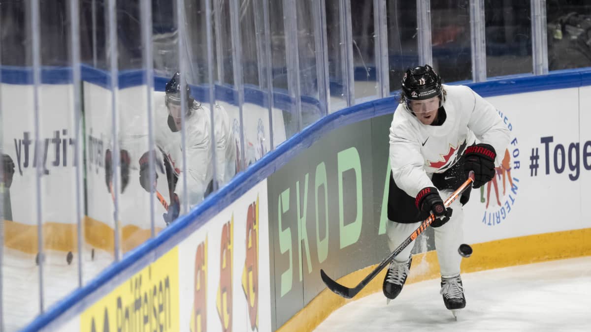 Kanadan kapteeni Tyler Toffoli harjoituksissa jääkiekon MM-kisoissa 2023.