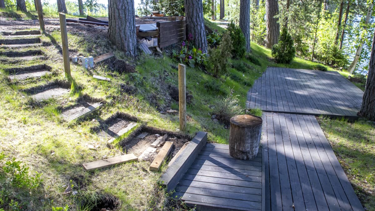 Terassirakennelma järven rannalla leirintäalueella.