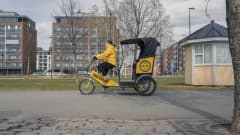 Biketaxi Jyväskylän yrittäjä Anne Muukkonen ajaa riksataksia.