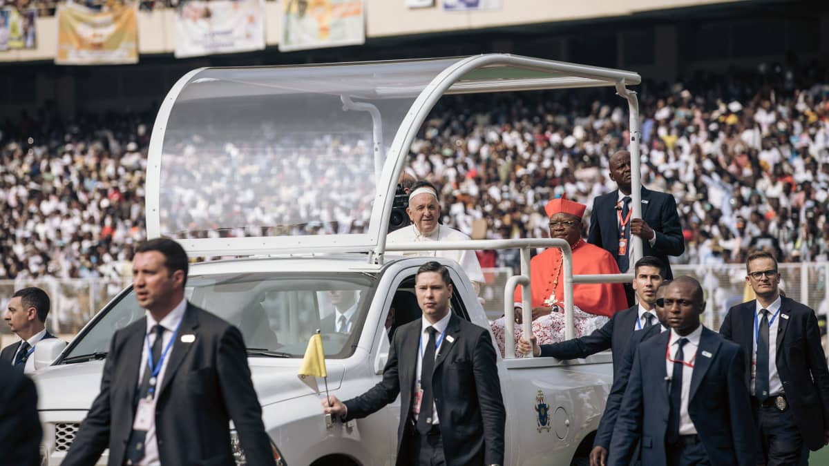 Paavi Franciscus vierailulla Kinshasassa.