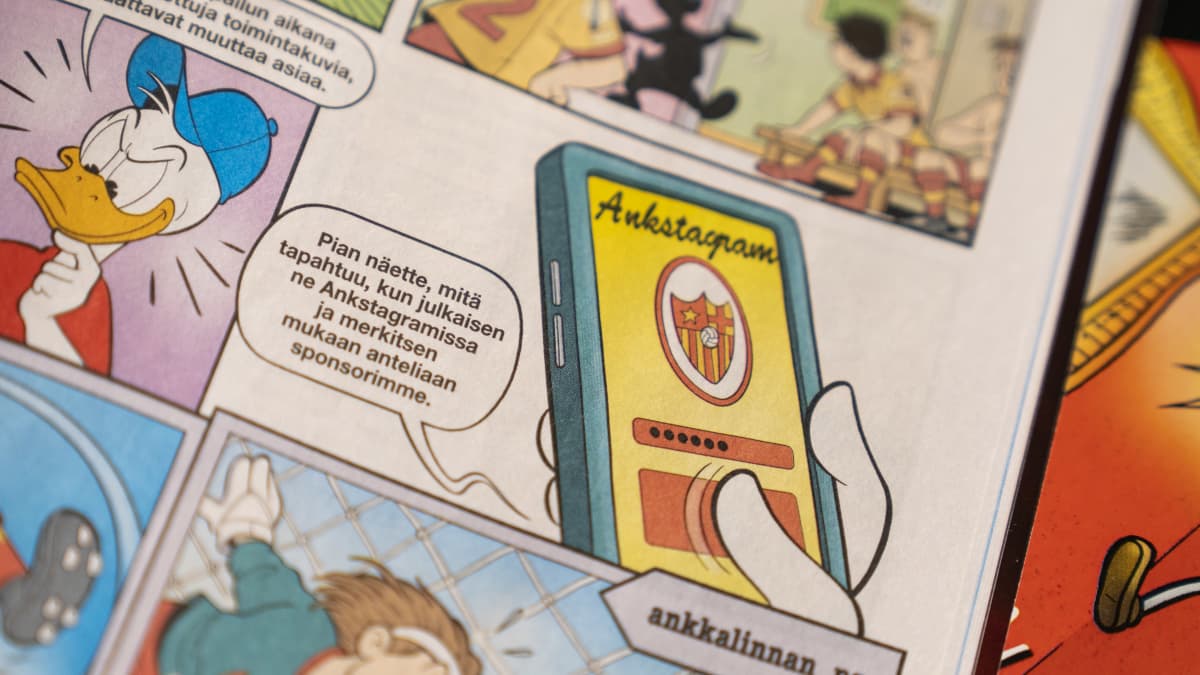 Kuva Aku Ankka -sarjakuvalehden sivulta, teemana jalkapallo